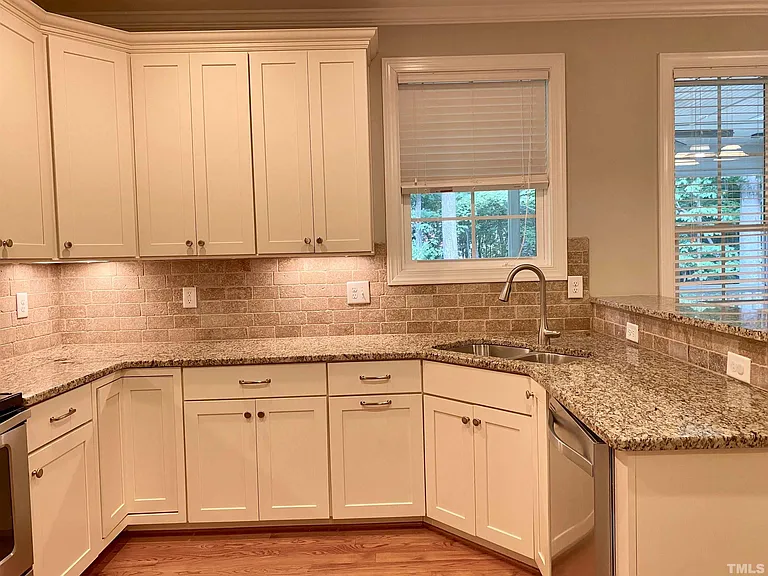 207 Lake Dr — Photo 8