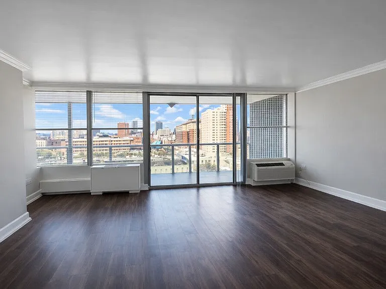 800 Towers Apartments — Photo 8