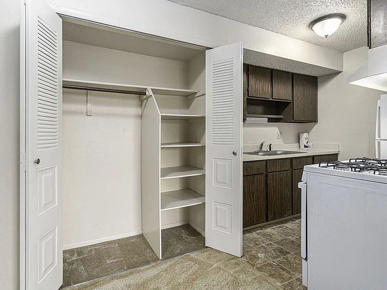 Fairlane Apartments — Photo 10