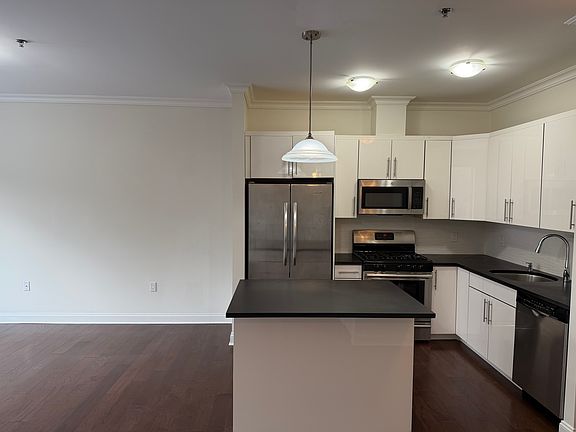 4th image of 2001 Hudson Ter APT 303