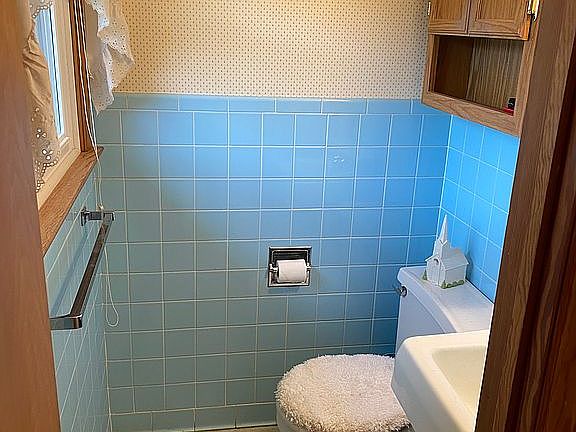 1/2 Bath to A-joinin Bedroom