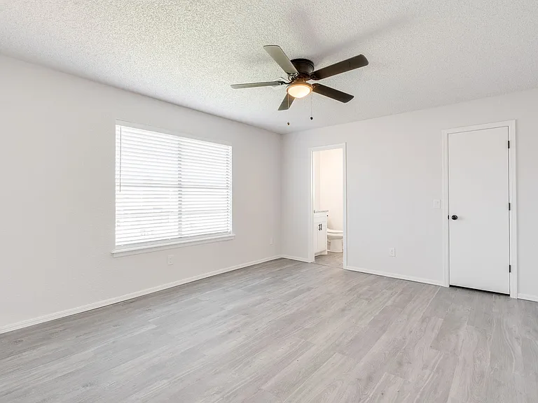 11715 N Francis Ave — Photo 21