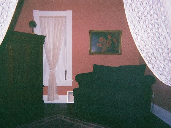 Bdrm #3 bath in betwn bdrms