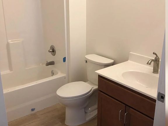 3rd image of 1351 N Hanley Rd #110