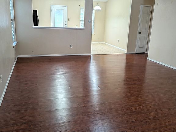 3rd image of 823 Sugar Brook Dr