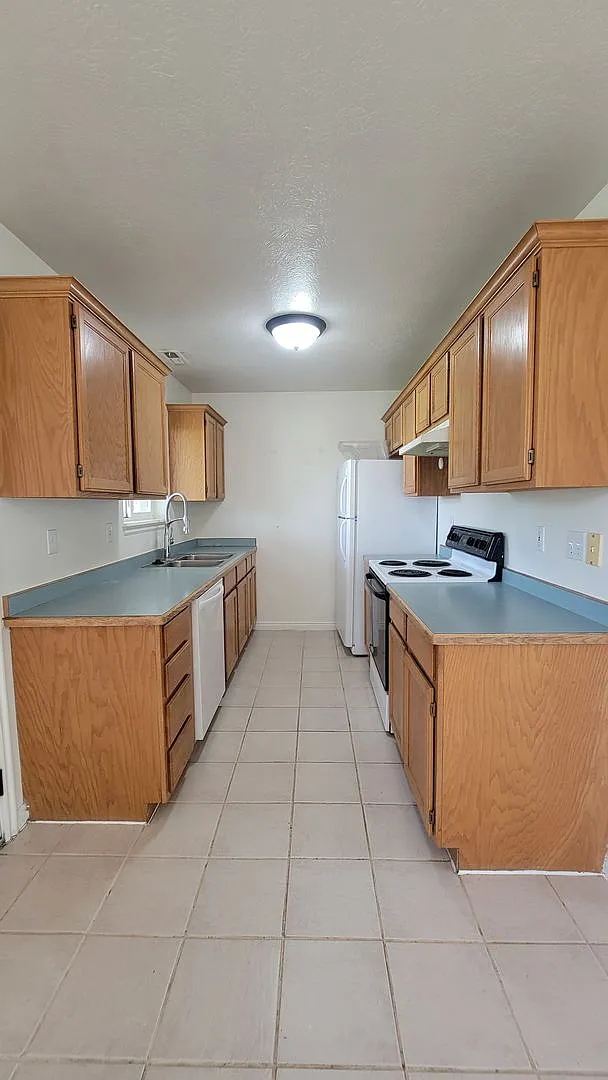 Large Spanish Fork Duplex — Photo 3