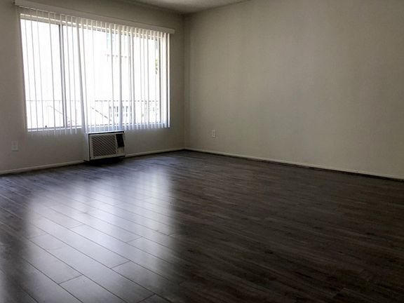 2nd image of 2043 N Beachwood Dr APT 4