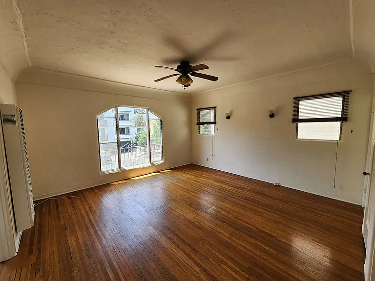 422 N Hayworth Ave — Photo 12
