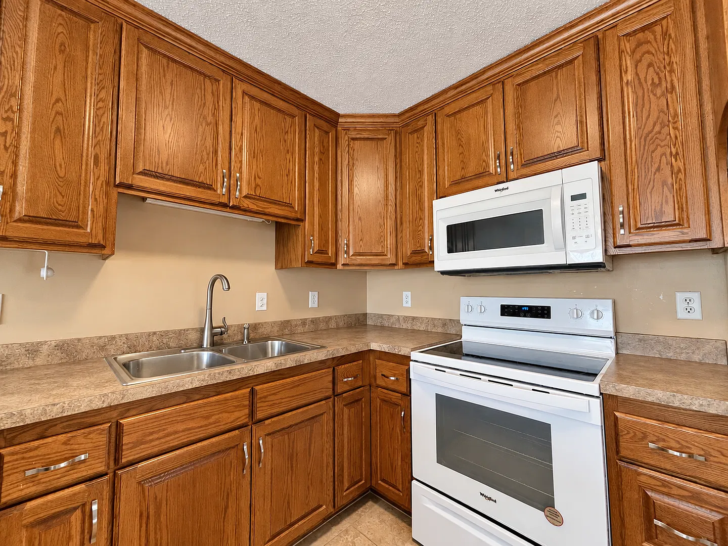 Great 3 BR/2 BA Townhome in Vadnais Heights peaceful suburban neighborhood just a short drive fro... — Photo 2