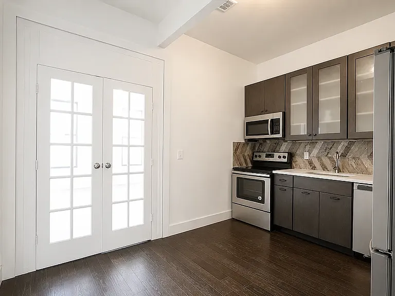 1110 Halsey St #3 — Photo 3