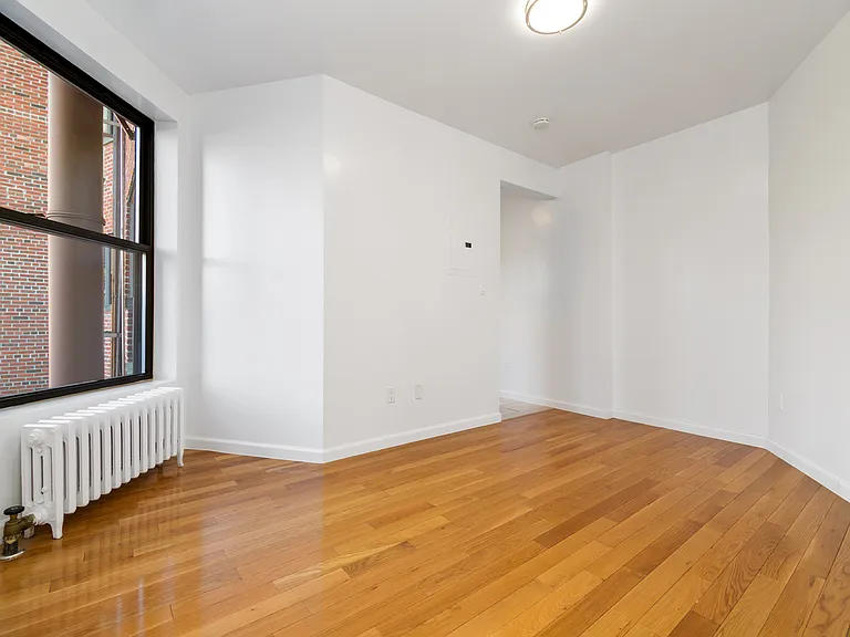 117 Perry St #11 — Photo 6