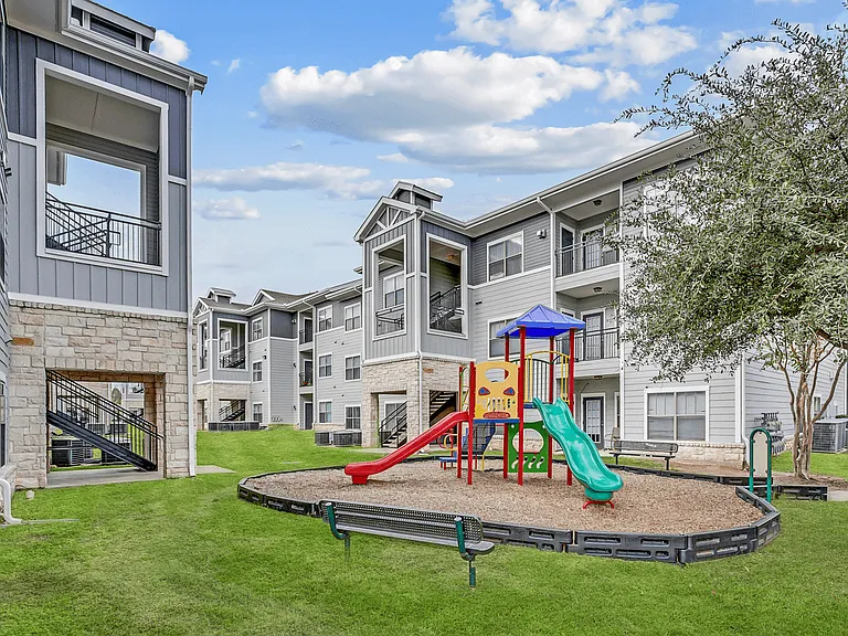 Frontier East Apartments — Photo 9