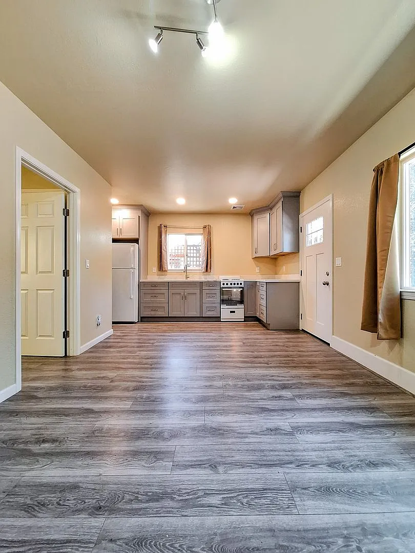 Beautiful 1bd Cottage Recently Remodeled - Accepting Cats — Photo 2