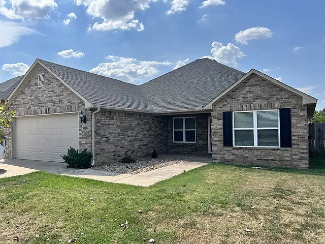 3 bed, 2.0 bath, 1893 sqft, $1,800 — Photo 2