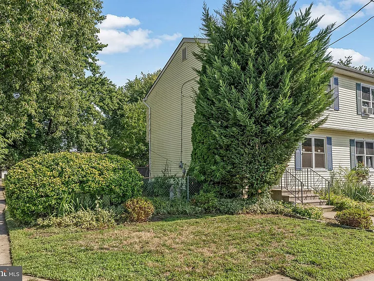 341 Clarkson St — Photo 2