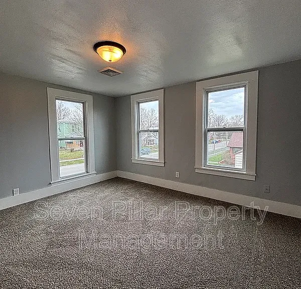 703 E 4th St — Photo 8