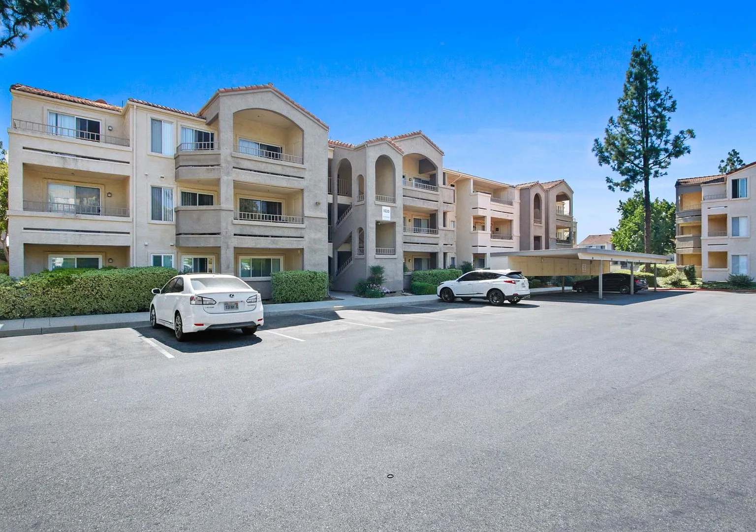 1BR Condo with Private Balcony, Central A/C & Community Amenities in Corona — Photo 3
