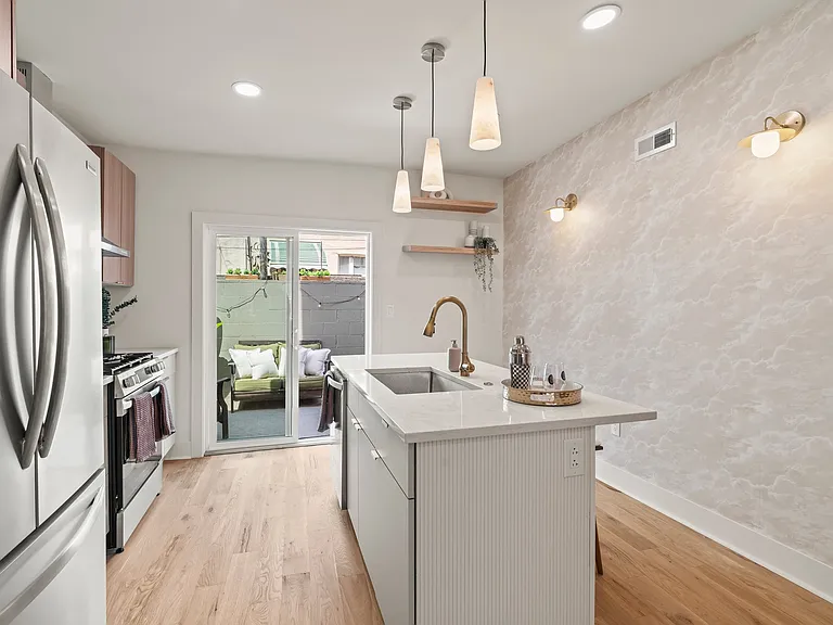 1031 Mercy St — Photo 30