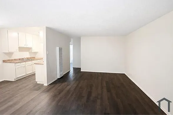 601 W 80th St #18 — Photo 1