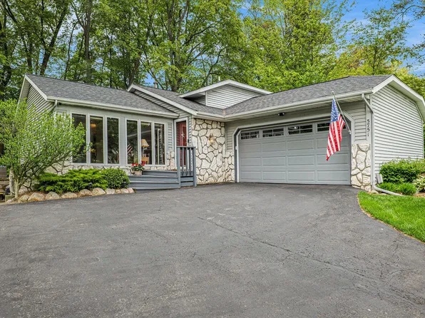 5751 Arroyo Vista Dr NE, Rockford, MI 49341