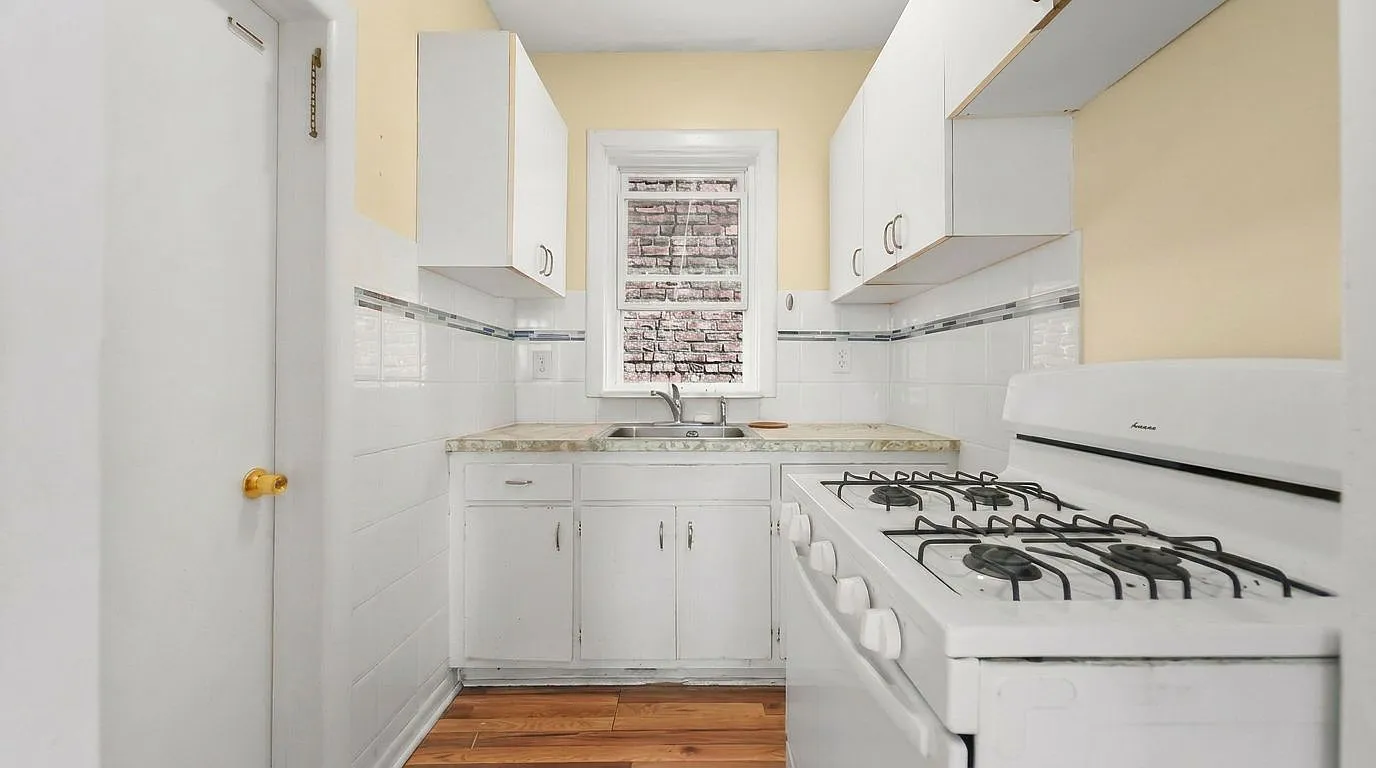 3 bed, 900 sqft, $1,950 — Photo 3