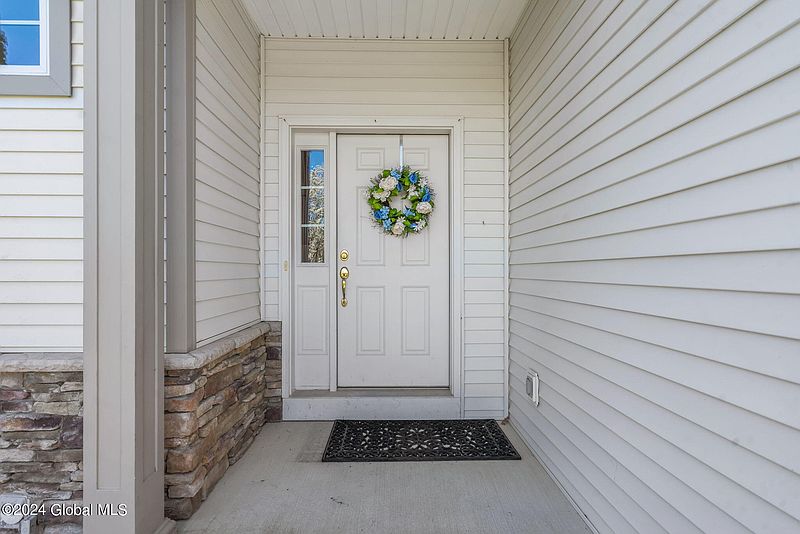 2nd image of 29 Hampton Circle