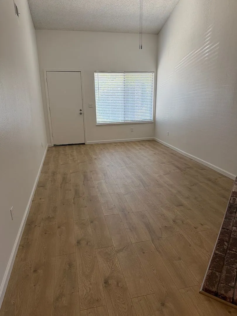 Fair Oaks 2bd/2ba Duplex with Garage — Photo 2