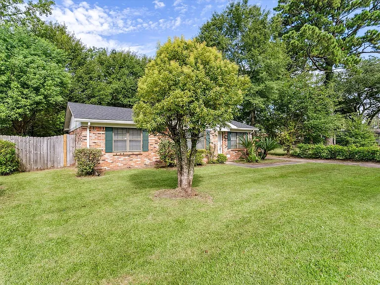 504 Farnell Ln — Photo 17