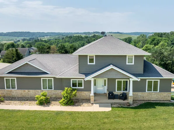 12795 Pine View Dr, Peosta, IA 52068