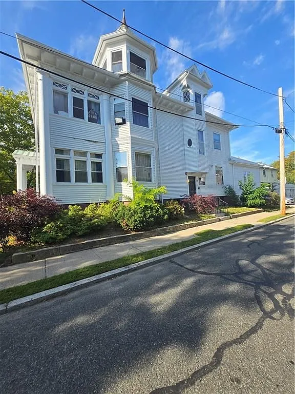 1 bed, 1.0 bath, 700 sqft, $1,200 — Photo 2