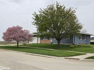 1904 Sunset St, Grinnell, IA 50112