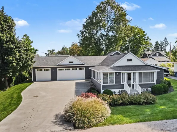 565 Grove Ave, Holland, MI 49423