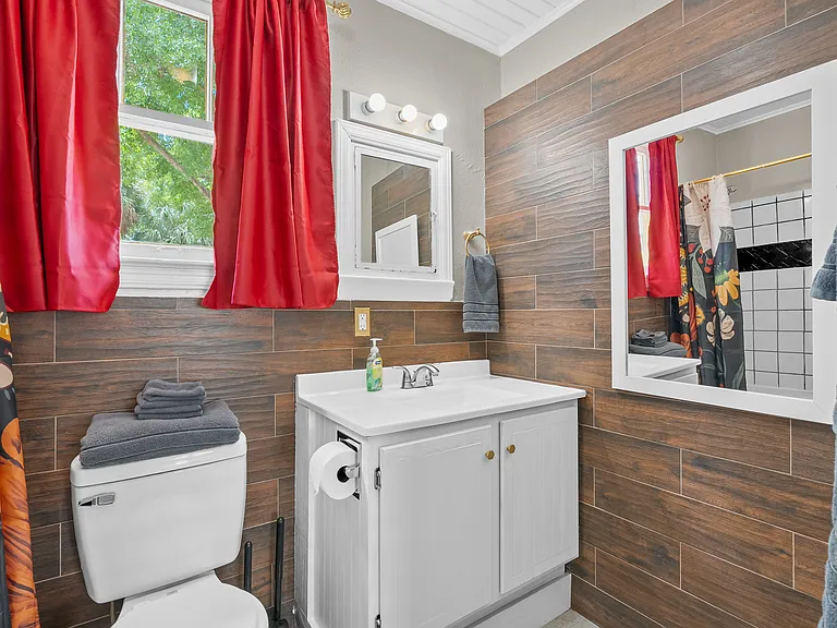 215 N Devilliers St — Photo 16