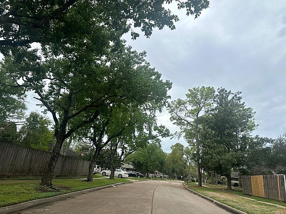 4th image of 9907 Leawood Blvd