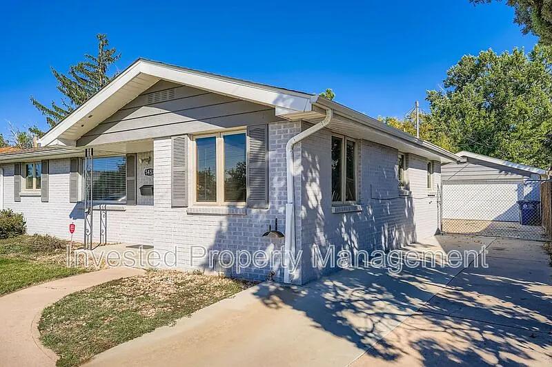 3 bed, 1.0 bath, 1023 sqft, $2,300 — Photo 2