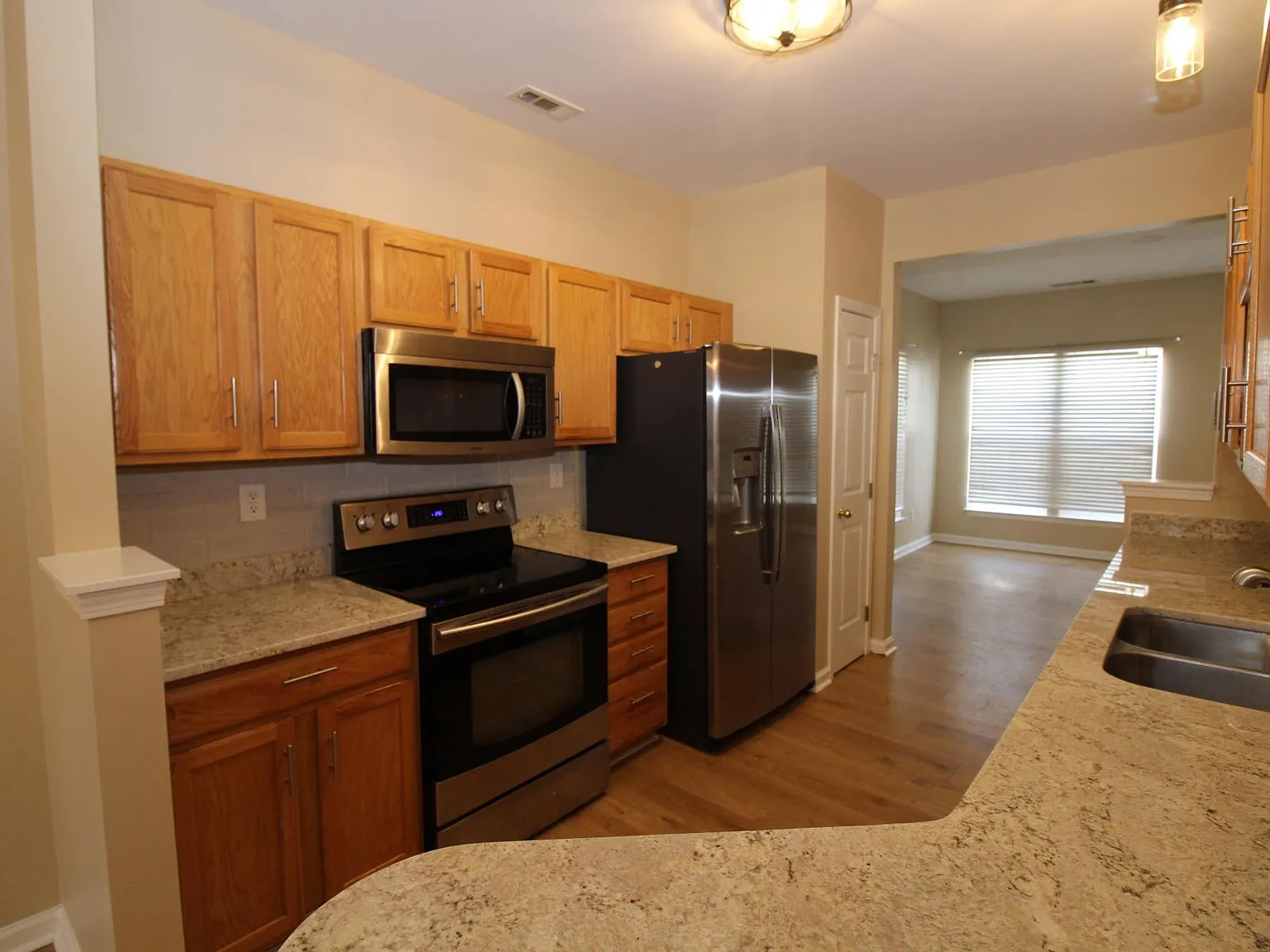 2 bed, 2.5 bath, 1400 sqft, $1,775 — Photo 2