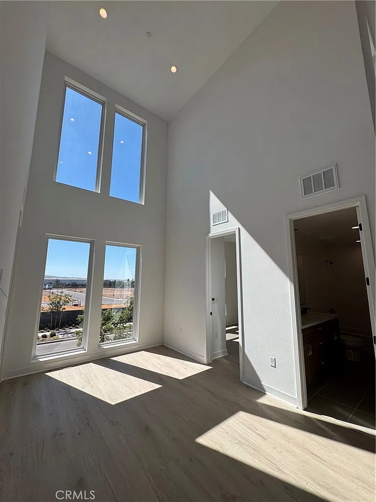 5 bed, 3.5 bath, 2843 sqft, $6,450 — Photo 4