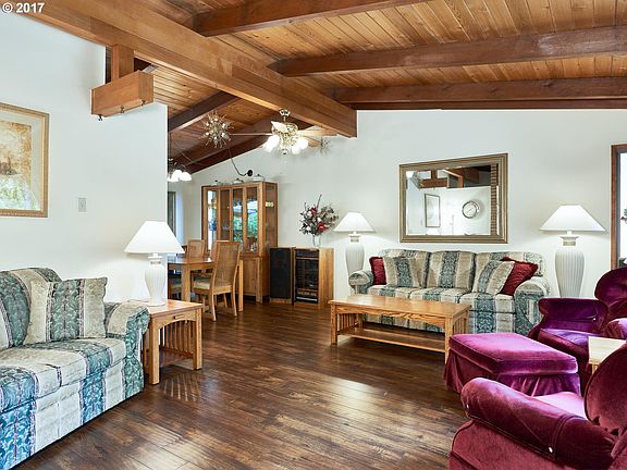 4th image of 1041 SE 35th Ave
