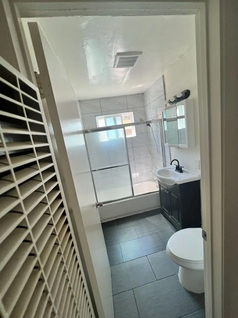 425 - 991-997 Ravenscourt Ave — Photo 4