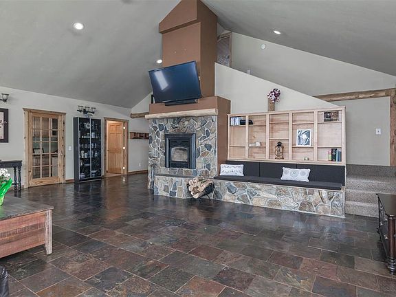 4th image of 677 Eastview Dr