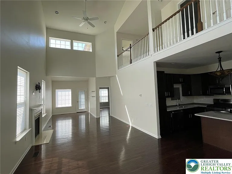 1350 Caspian St — Photo 2