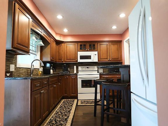 5th image of 44 Crestline Pl
