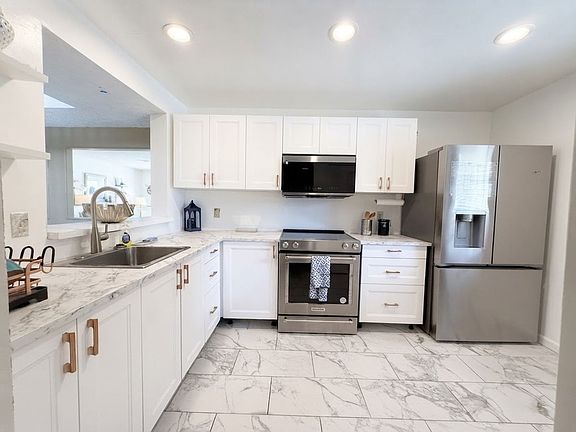 3rd image of 2107 Honour Rd