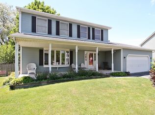 421 Farm Trl, Woodstock, IL 60098