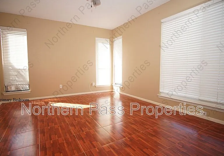 637 Woodcrest Ln — Photo 9