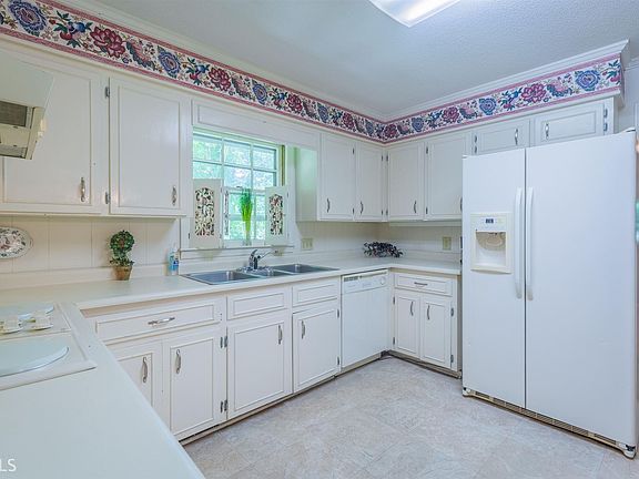 5th image of 150 Pine Valley Dr