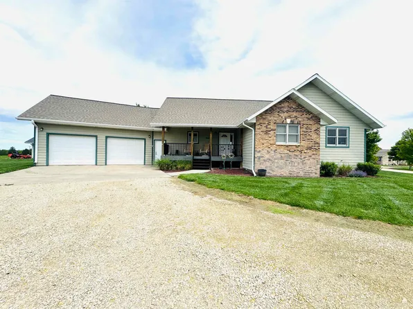 1811 Overview Dr, Clay Center, KS 67432