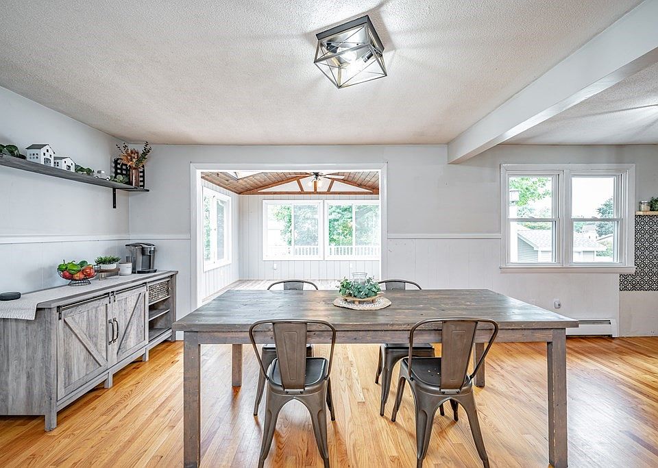 4 Moreau Ct, Chicopee, MA 01020 Zillow