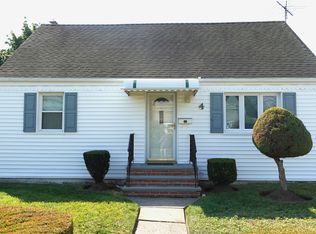 4 Farm Ln, Hicksville, NY 11801