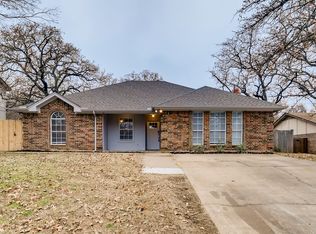 725 Timberoaks Dr, Azle, TX 76020